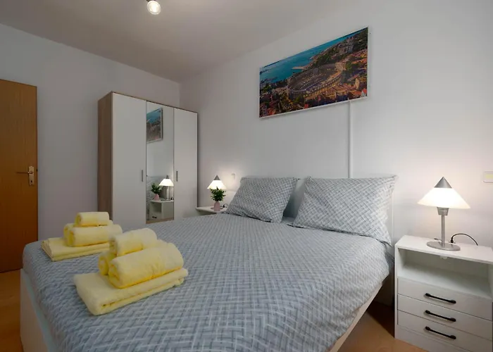 Sofia With Balcony - 55m2 - 1 Km To The Sea Appartement Poreč