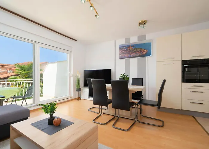 Sofia With Balcony - 55m2 - 1 Km To The Sea Appartamento Porec