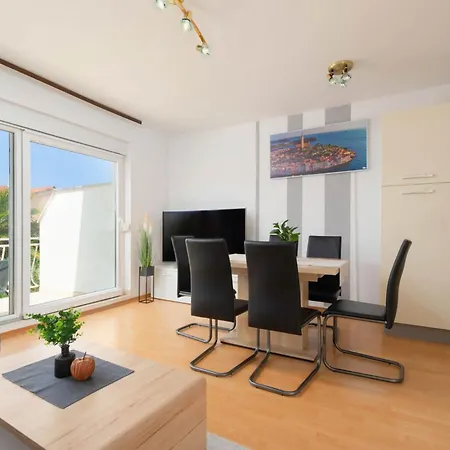 Sofia With Balcony - 55m2 - 1 Km To The Sea דירה פורץ